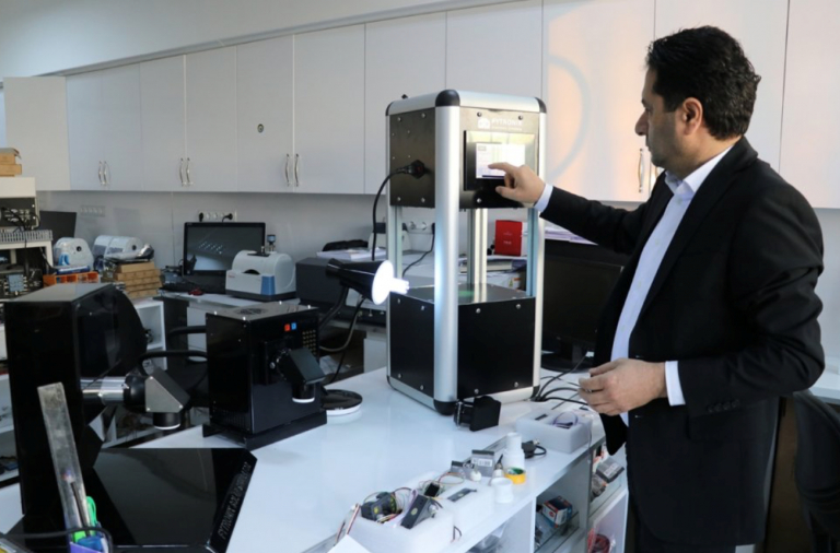 Teknokentimizde firması bulunan hocamız Prof.  Dr. Fahrettin YAKUPHANOĞLU dünyada benzeri olmayan bir OLED ışık yayan analizör cihazı üretti.